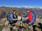 05 Dalla cima del Venturosa bella vista verso le cime orobiche imbiancate della prima neve 